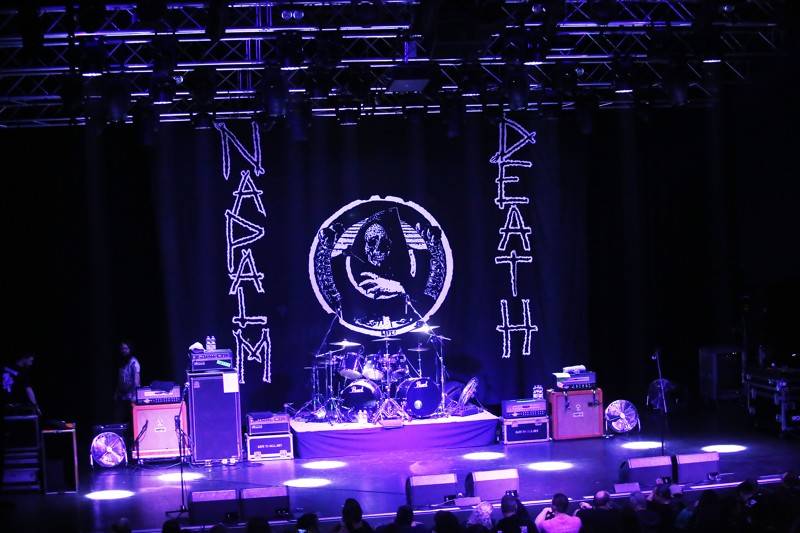 Brněnské Sono řádilo na Napalm Death, fanoušci pogovali a skákali z pódia do publika