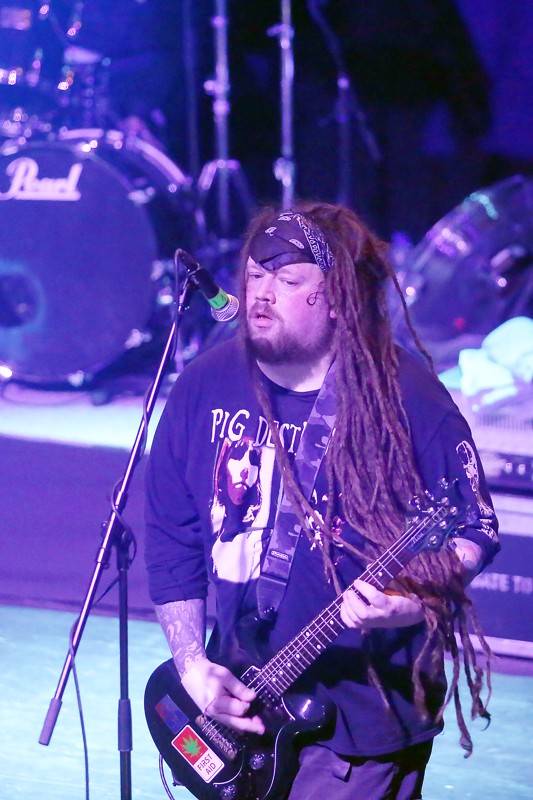 Brněnské Sono řádilo na Napalm Death, fanoušci pogovali a skákali z pódia do publika
