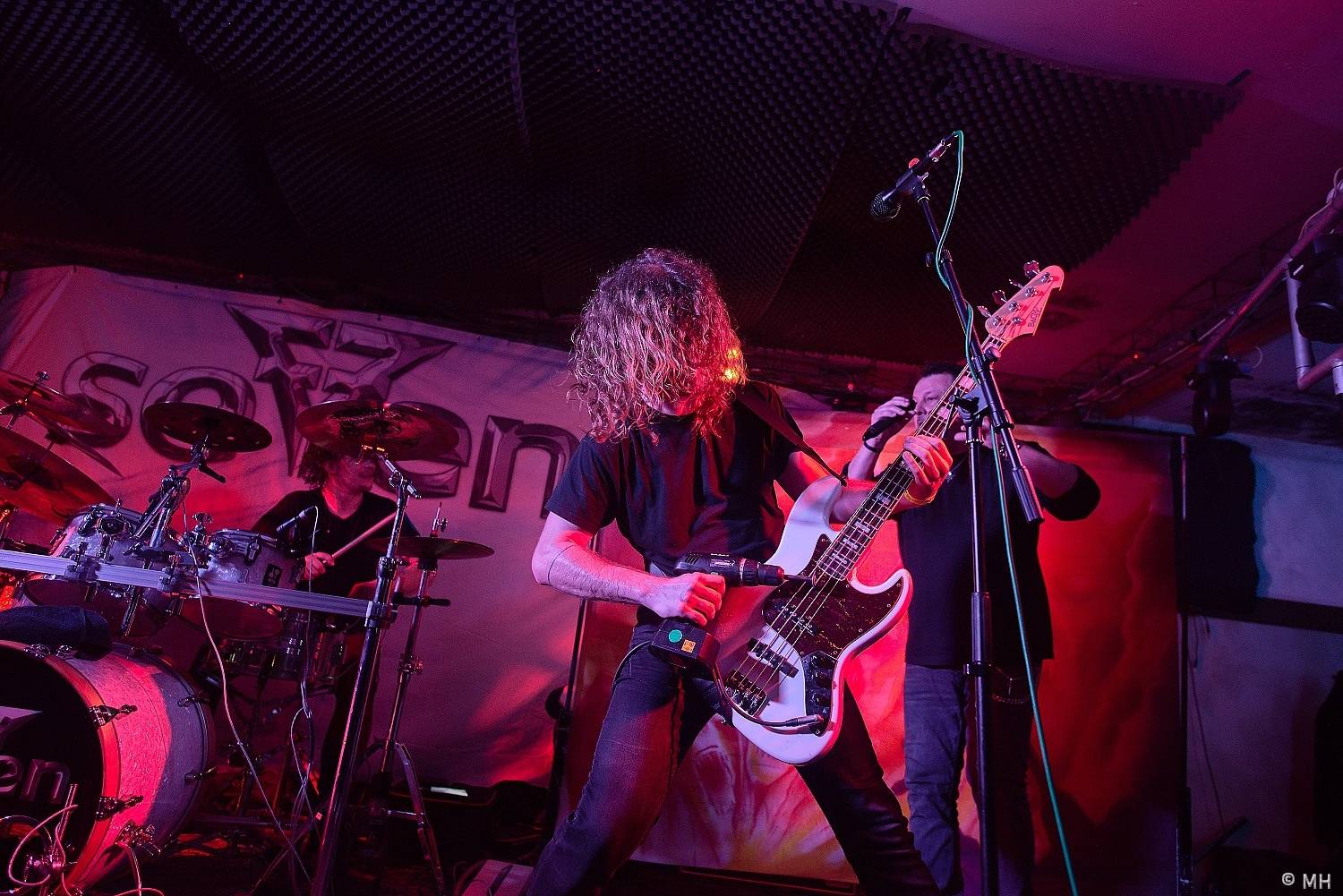 Bílej Medvěd se rozburácel metalem. Zahráli Seven, doprovodili je Arzzen a Nevergreen