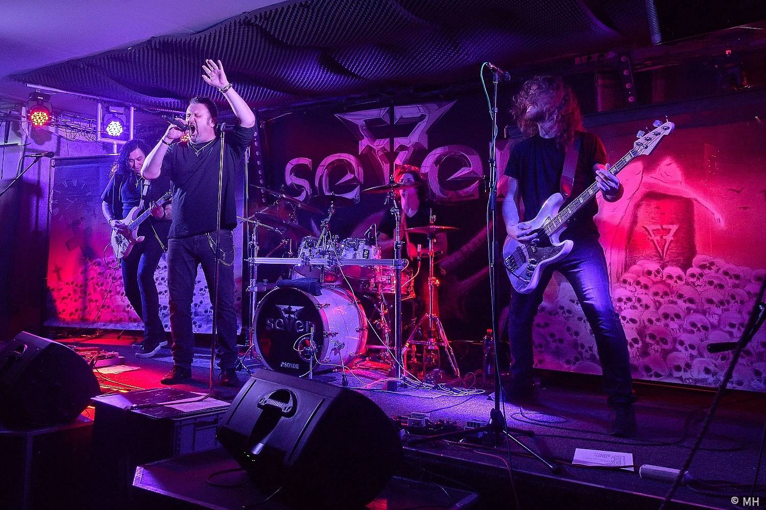 Bílej Medvěd se rozburácel metalem. Zahráli Seven, doprovodili je Arzzen a Nevergreen