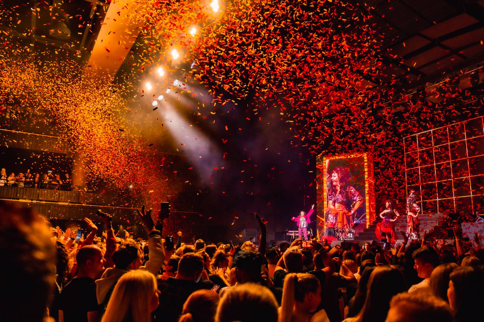 Jan Bendig odehrál ve Foru Karlín svůj dosud největší koncert, mezi hosty nechyběli Leoš Mareš či Monika Bagárová