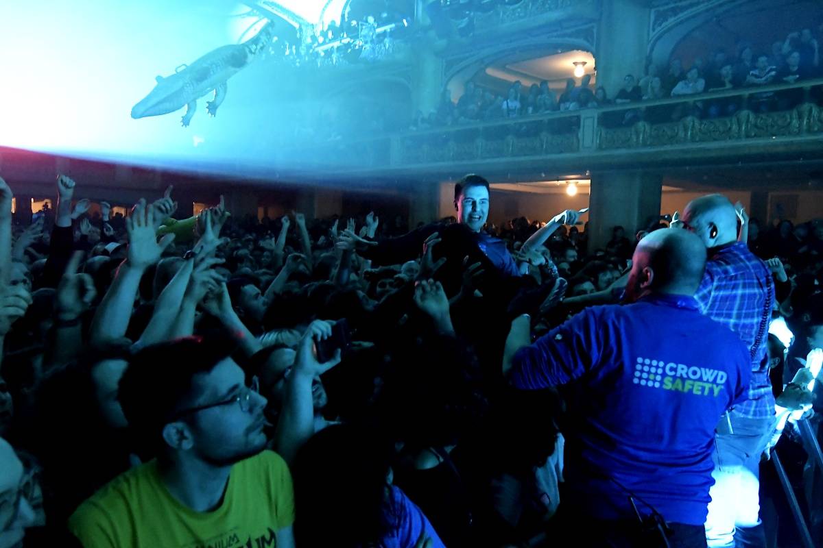 Pět nových alb si zasloužilo turné. Australští rockeři King Gizzard & The Lizard Wizard vyprodali pražskou Lucernu