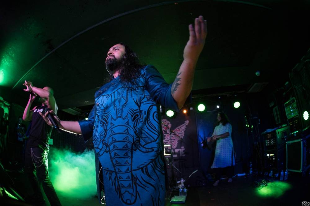 Pražským Rock Café se prohnala metalová bouře. Bloodywood nabili fanoušky energií