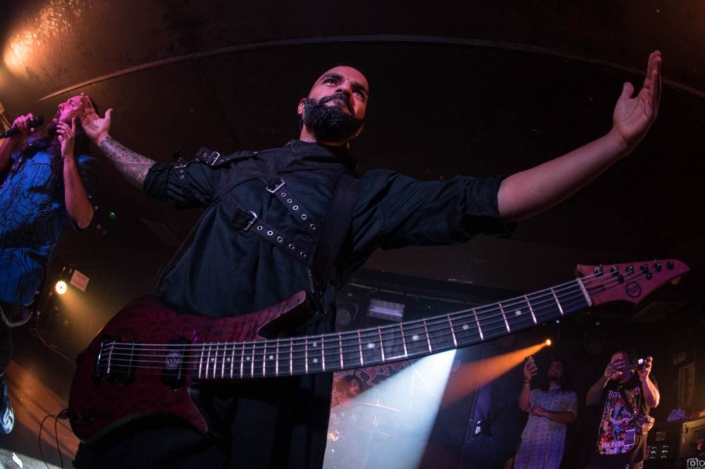 Pražským Rock Café se prohnala metalová bouře. Bloodywood nabili fanoušky energií