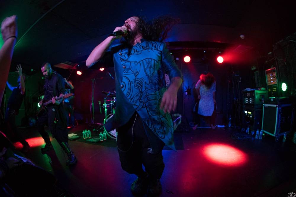 Pražským Rock Café se prohnala metalová bouře. Bloodywood nabili fanoušky energií