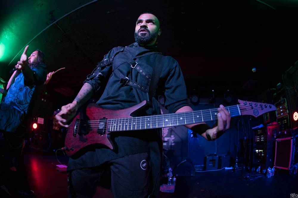 Pražským Rock Café se prohnala metalová bouře. Bloodywood nabili fanoušky energií