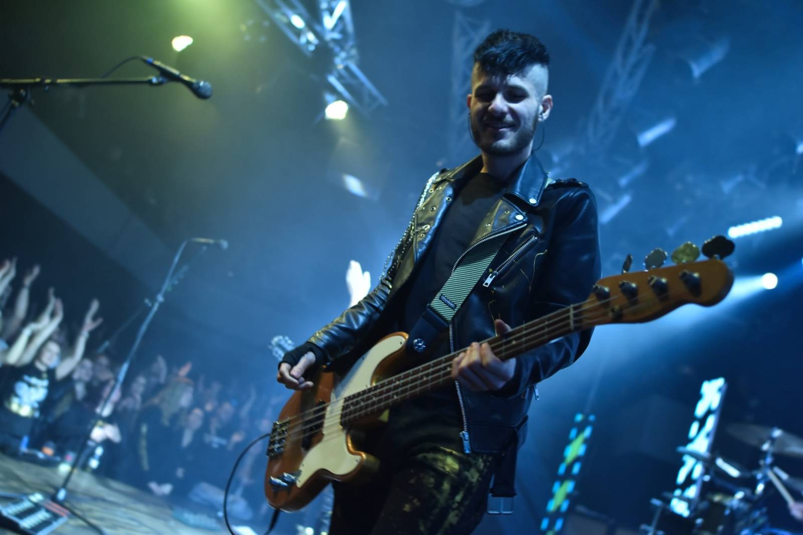 Civilní Obrana vyprodala pražský Lucerna Music Bar, jejími hosty byly Rybičky 48 a Denisa Nesvačilová