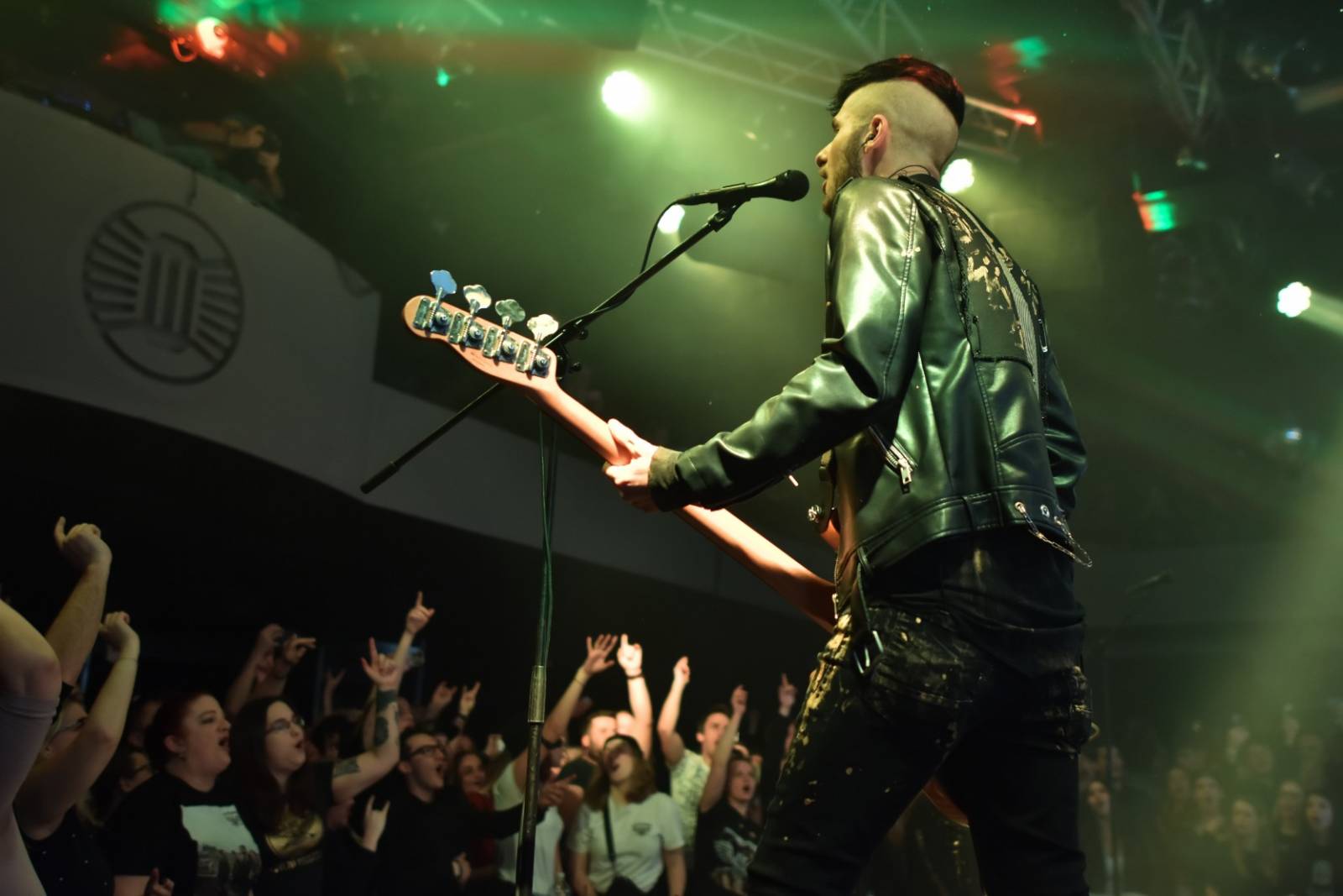 Civilní Obrana vyprodala pražský Lucerna Music Bar, jejími hosty byly Rybičky 48 a Denisa Nesvačilová