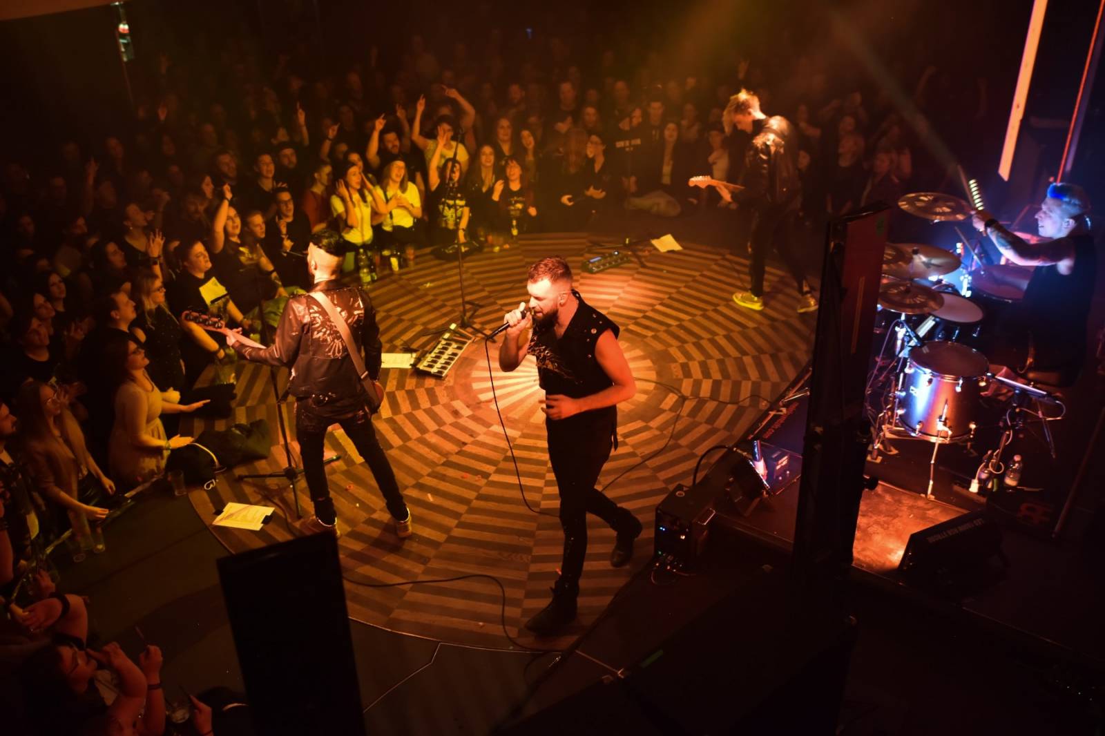 Civilní Obrana vyprodala pražský Lucerna Music Bar, jejími hosty byly Rybičky 48 a Denisa Nesvačilová