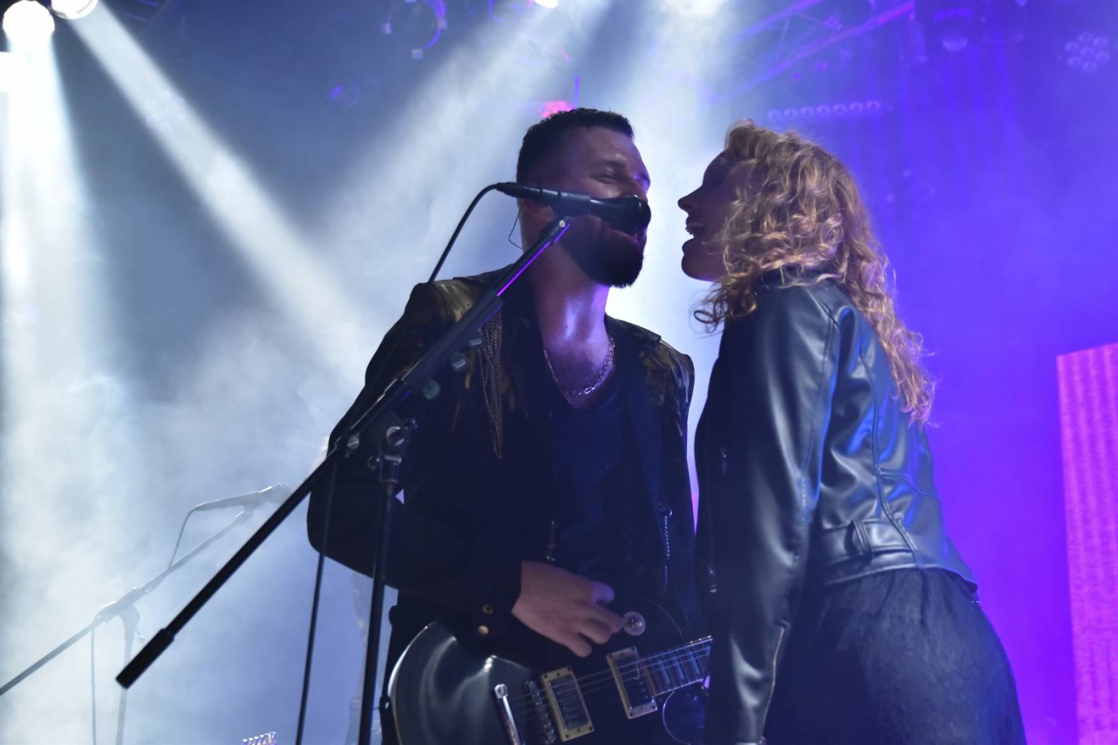 Civilní Obrana vyprodala pražský Lucerna Music Bar, jejími hosty byly Rybičky 48 a Denisa Nesvačilová