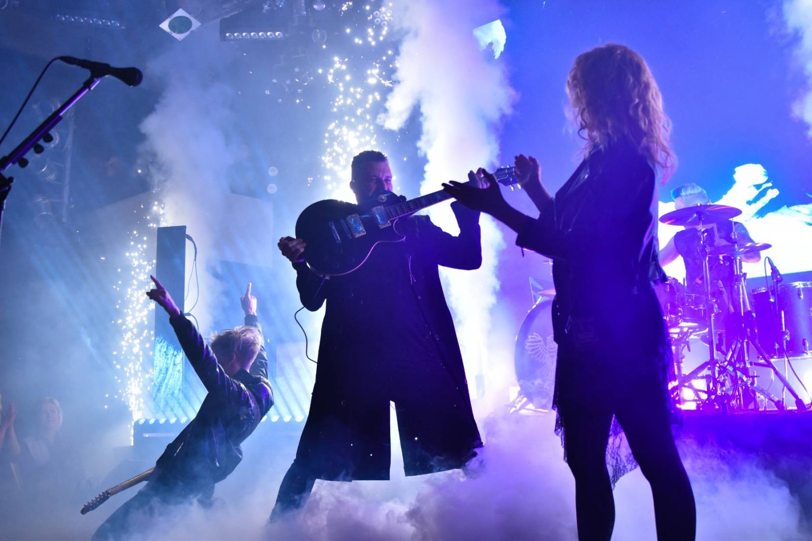 Civilní Obrana vyprodala pražský Lucerna Music Bar, jejími hosty byly Rybičky 48 a Denisa Nesvačilová