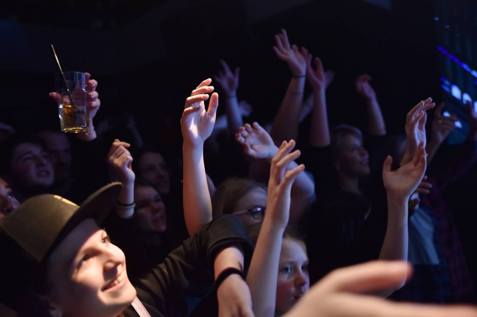 Civilní Obrana vyprodala pražský Lucerna Music Bar, jejími hosty byly Rybičky 48 a Denisa Nesvačilová