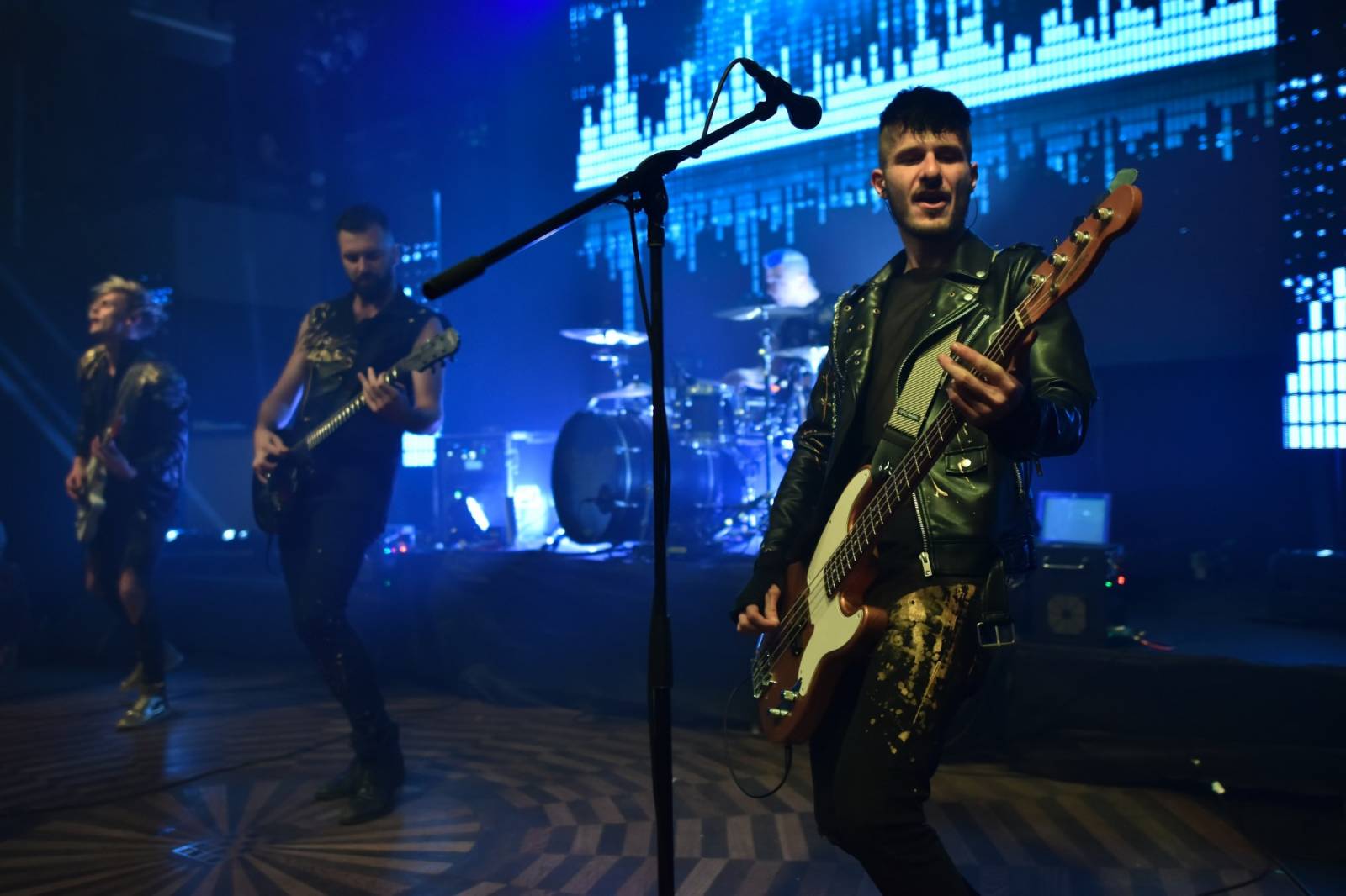 Civilní Obrana vyprodala pražský Lucerna Music Bar, jejími hosty byly Rybičky 48 a Denisa Nesvačilová