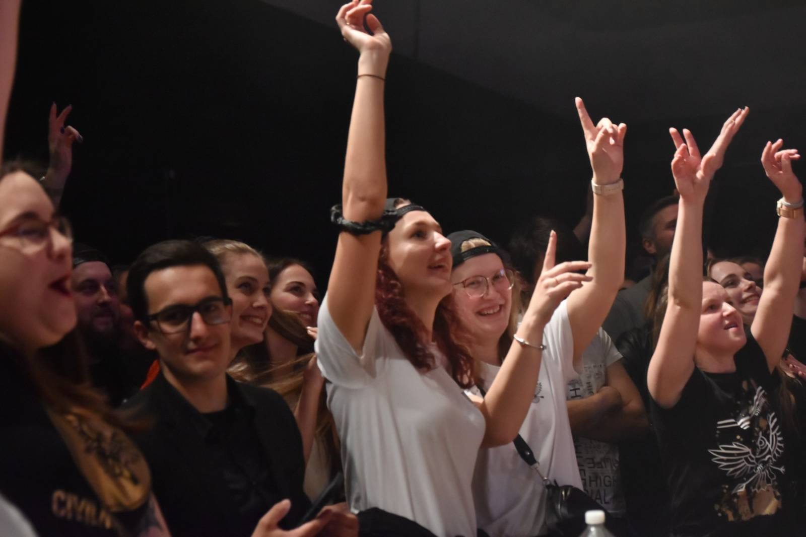 Civilní Obrana vyprodala pražský Lucerna Music Bar, jejími hosty byly Rybičky 48 a Denisa Nesvačilová