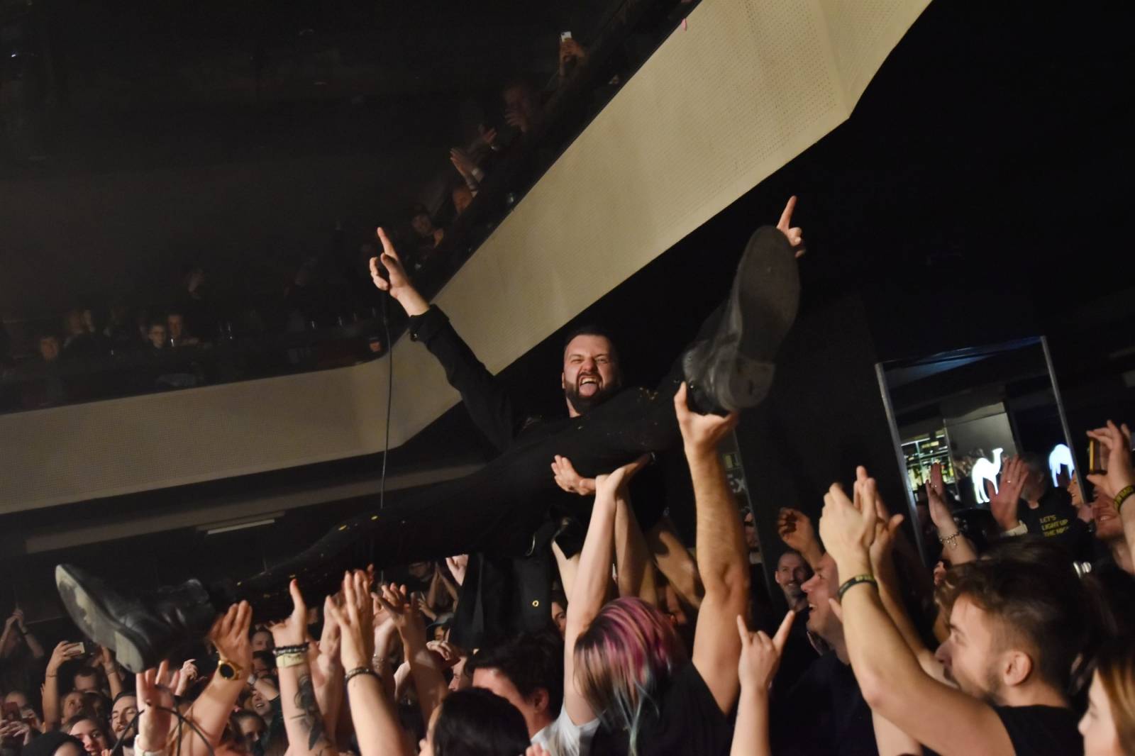 Civilní Obrana vyprodala pražský Lucerna Music Bar, jejími hosty byly Rybičky 48 a Denisa Nesvačilová