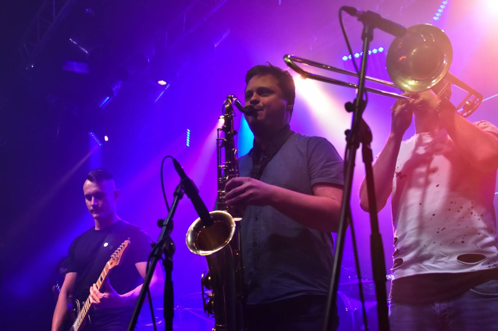 Civilní Obrana vyprodala pražský Lucerna Music Bar, jejími hosty byly Rybičky 48 a Denisa Nesvačilová