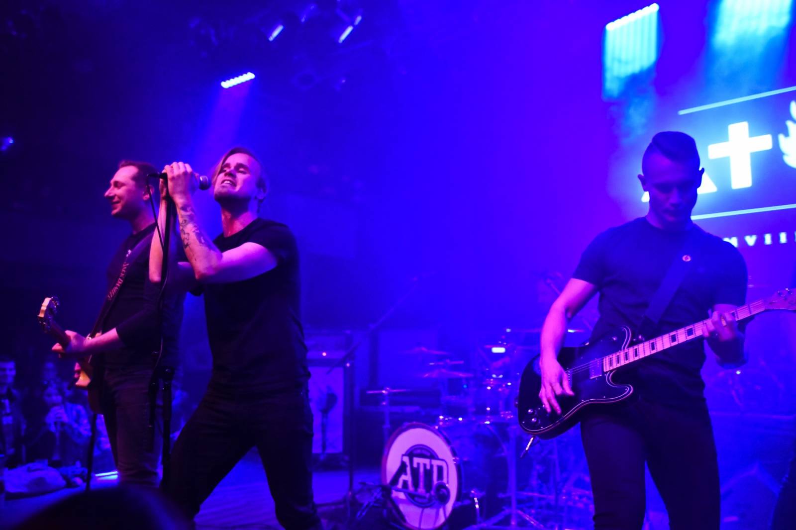 Civilní Obrana vyprodala pražský Lucerna Music Bar, jejími hosty byly Rybičky 48 a Denisa Nesvačilová