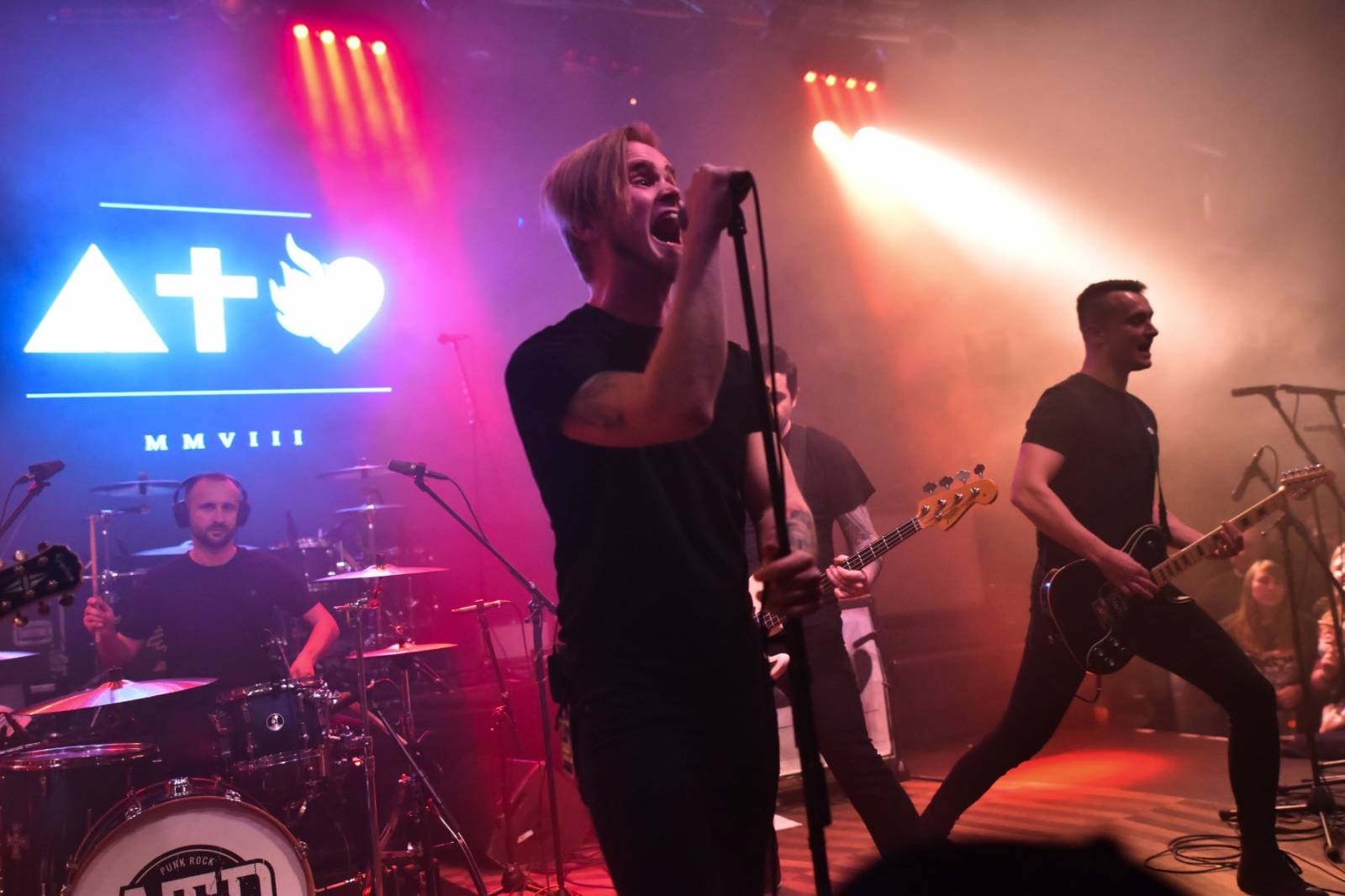 Civilní Obrana vyprodala pražský Lucerna Music Bar, jejími hosty byly Rybičky 48 a Denisa Nesvačilová