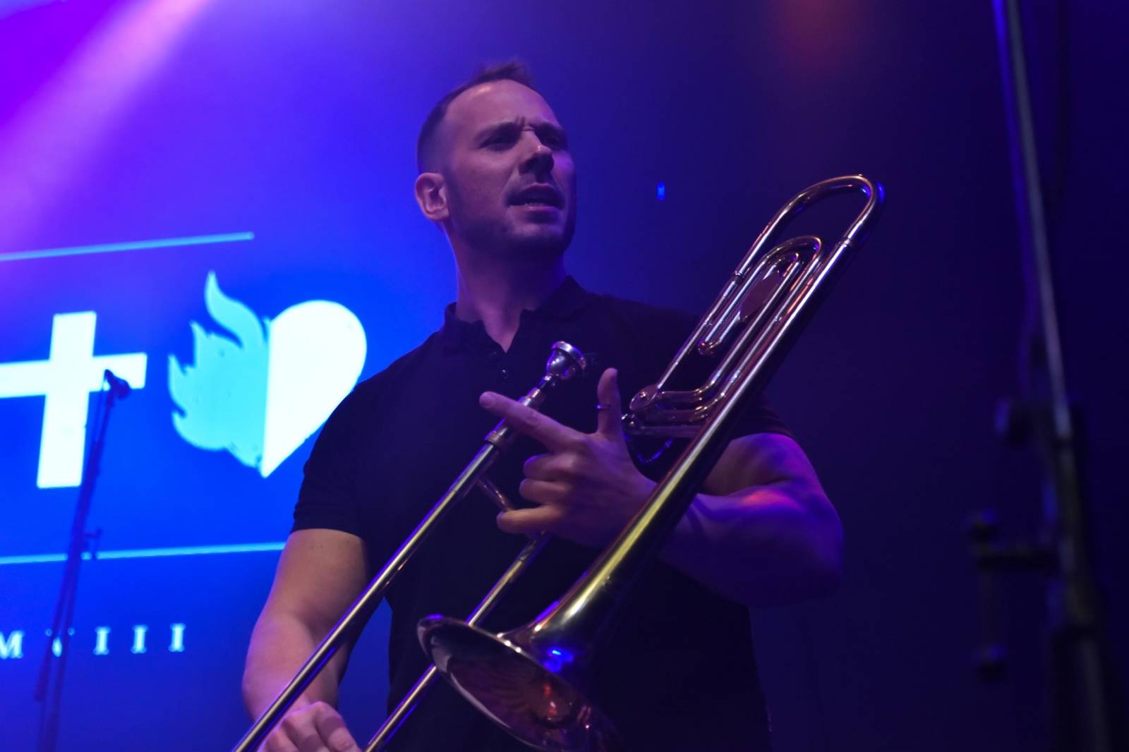 Civilní Obrana vyprodala pražský Lucerna Music Bar, jejími hosty byly Rybičky 48 a Denisa Nesvačilová