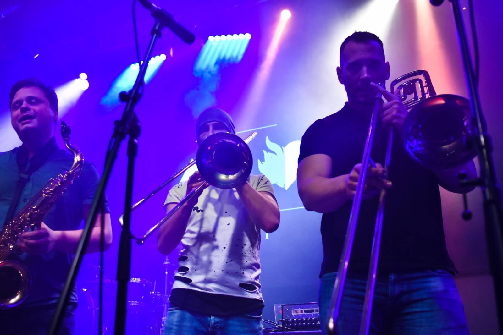 Civilní Obrana vyprodala pražský Lucerna Music Bar, jejími hosty byly Rybičky 48 a Denisa Nesvačilová