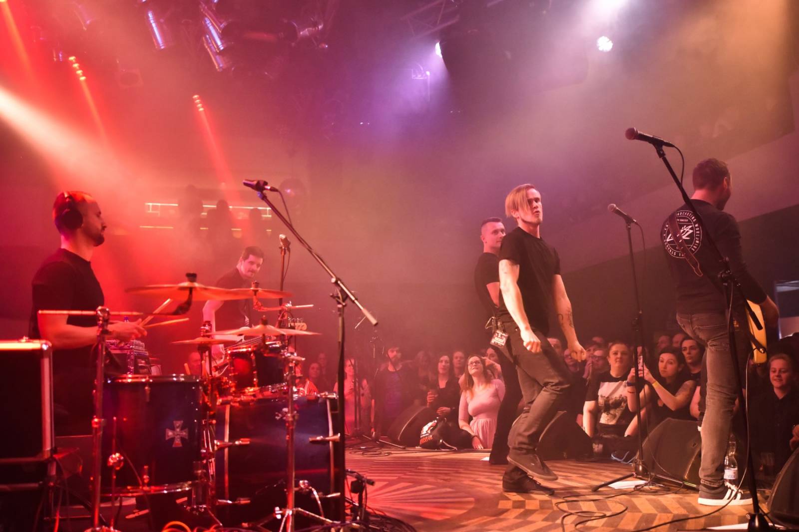 Civilní Obrana vyprodala pražský Lucerna Music Bar, jejími hosty byly Rybičky 48 a Denisa Nesvačilová