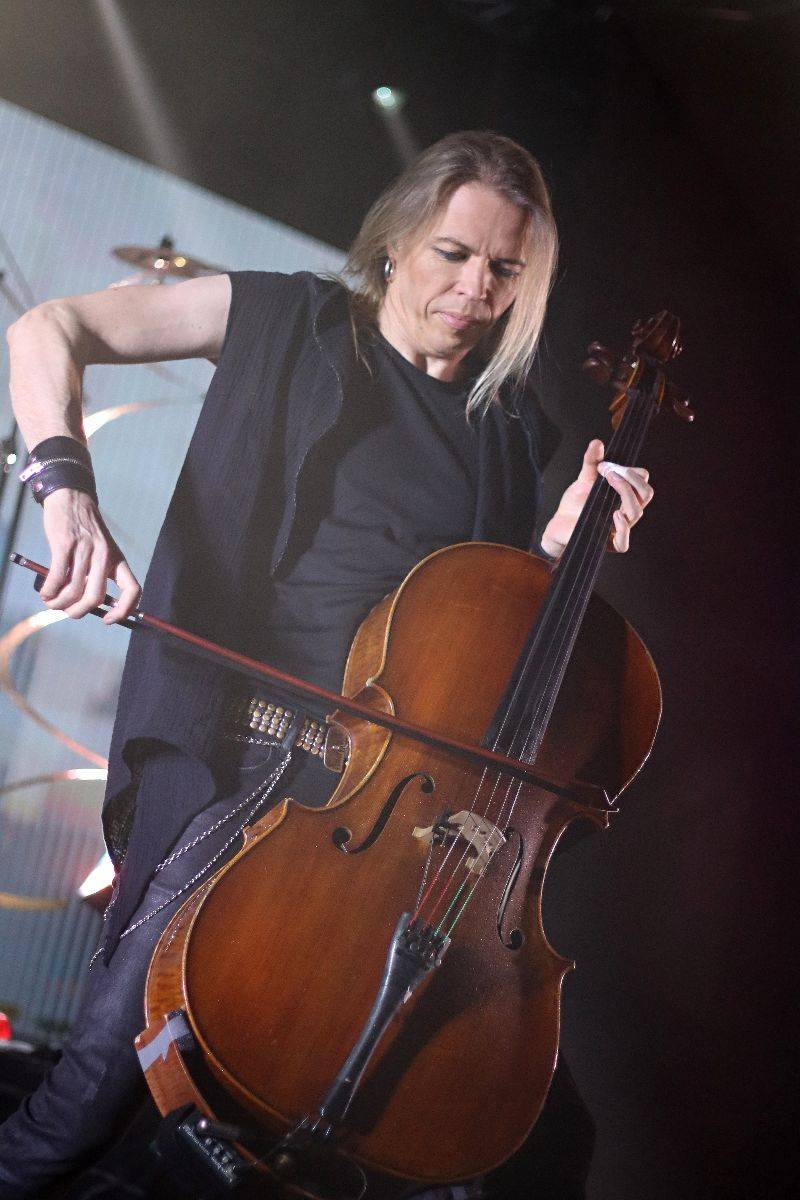 Do Brna dorazila Apocalyptica spolu s Epicou, Nothing Else Matters zpívala celá hala