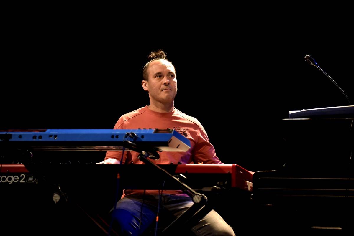 Senegalský baskytarista Alune Wade v pražském Divadle U Hasičů představil projekt Sultan