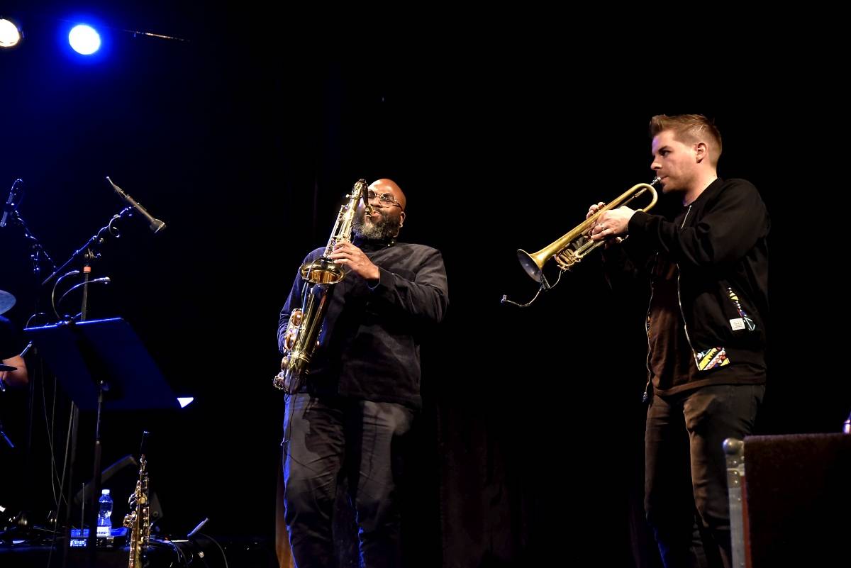 Senegalský baskytarista Alune Wade v pražském Divadle U Hasičů představil projekt Sultan