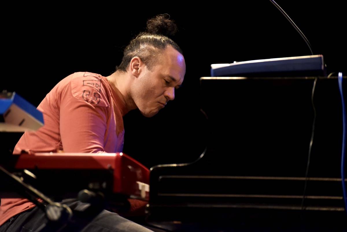 Senegalský baskytarista Alune Wade v pražském Divadle U Hasičů představil projekt Sultan