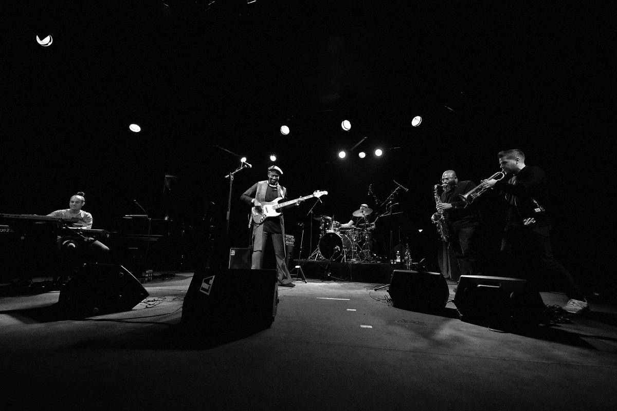 Senegalský baskytarista Alune Wade v pražském Divadle U Hasičů představil projekt Sultan