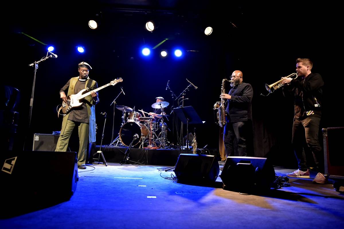 Senegalský baskytarista Alune Wade v pražském Divadle U Hasičů představil projekt Sultan