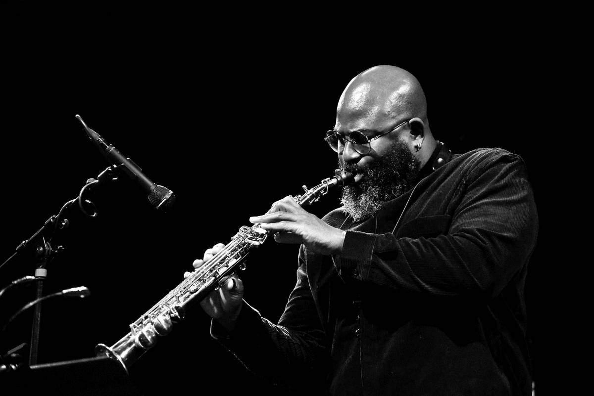 Senegalský baskytarista Alune Wade v pražském Divadle U Hasičů představil projekt Sultan