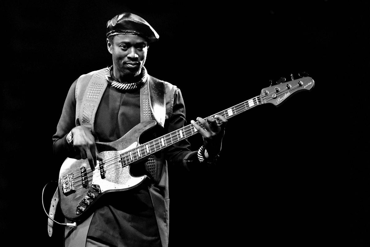 Senegalský baskytarista Alune Wade v pražském Divadle U Hasičů představil projekt Sultan