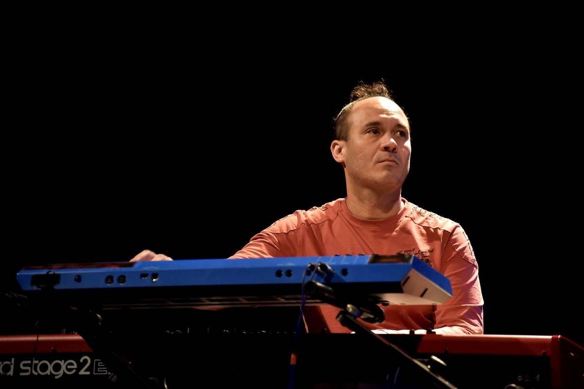 Senegalský baskytarista Alune Wade v pražském Divadle U Hasičů představil projekt Sultan