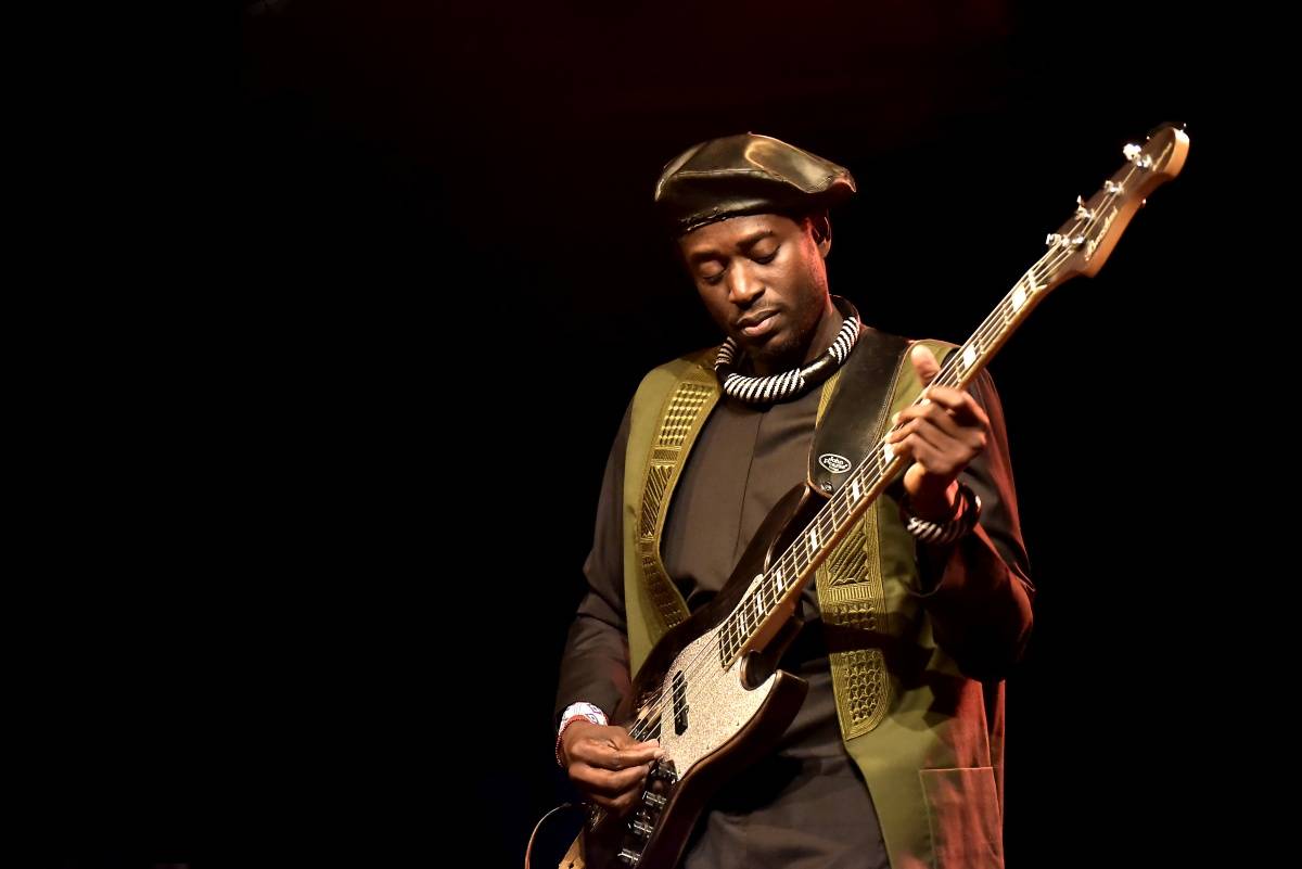 Senegalský baskytarista Alune Wade v pražském Divadle U Hasičů představil projekt Sultan