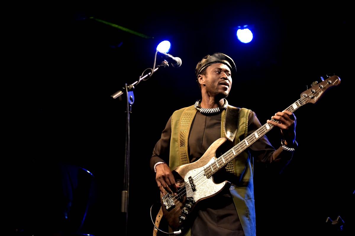 Senegalský baskytarista Alune Wade v pražském Divadle U Hasičů představil projekt Sultan