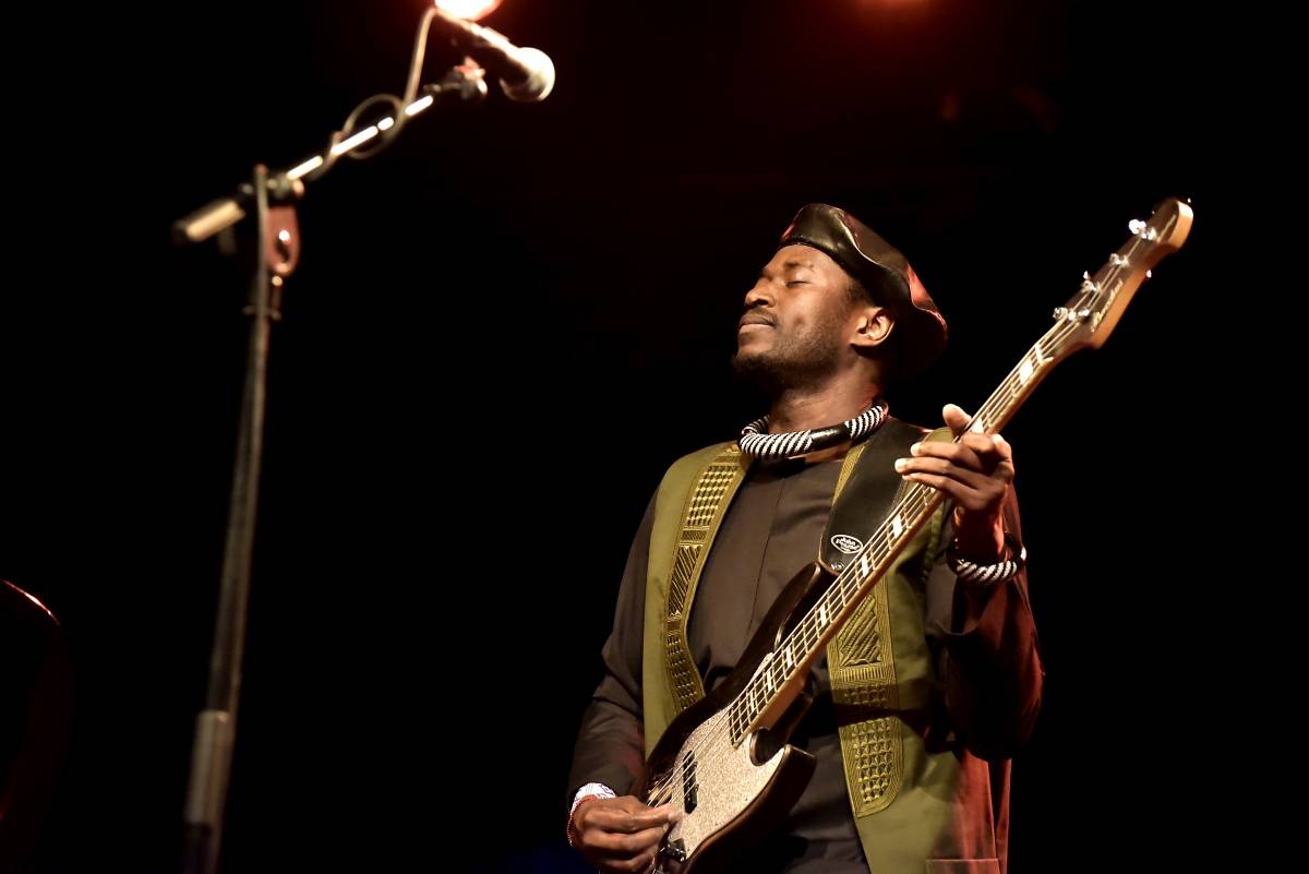 Senegalský baskytarista Alune Wade v pražském Divadle U Hasičů představil projekt Sultan