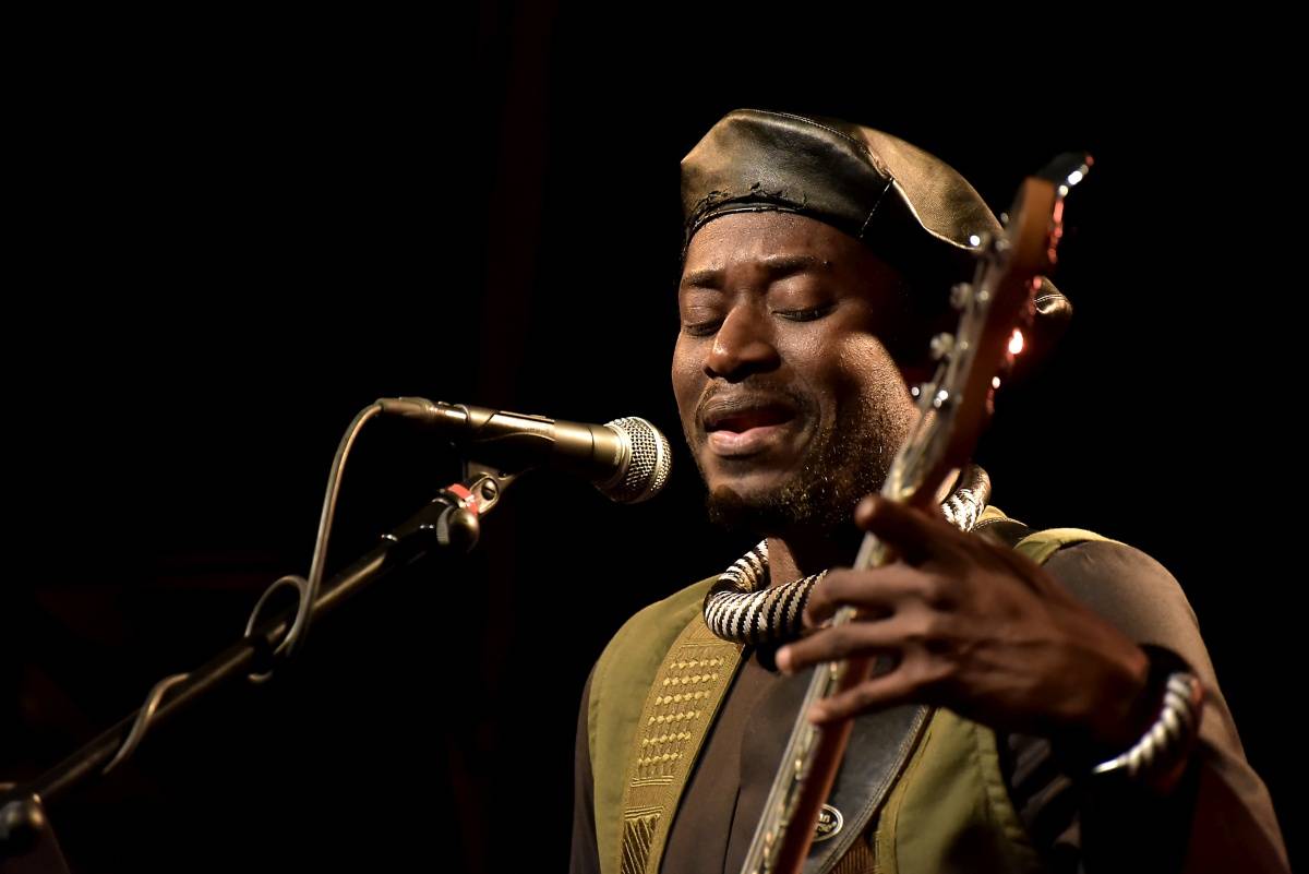 Senegalský baskytarista Alune Wade v pražském Divadle U Hasičů představil projekt Sultan