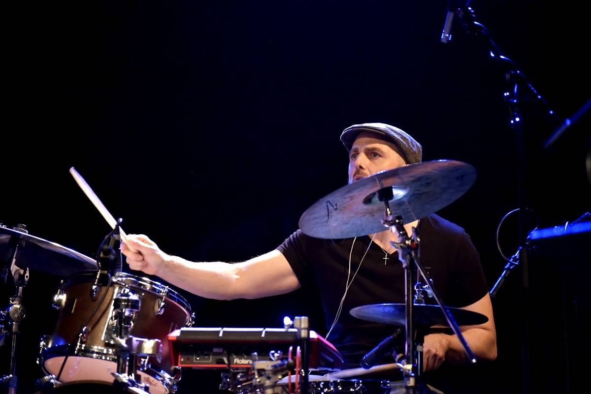 Senegalský baskytarista Alune Wade v pražském Divadle U Hasičů představil projekt Sultan