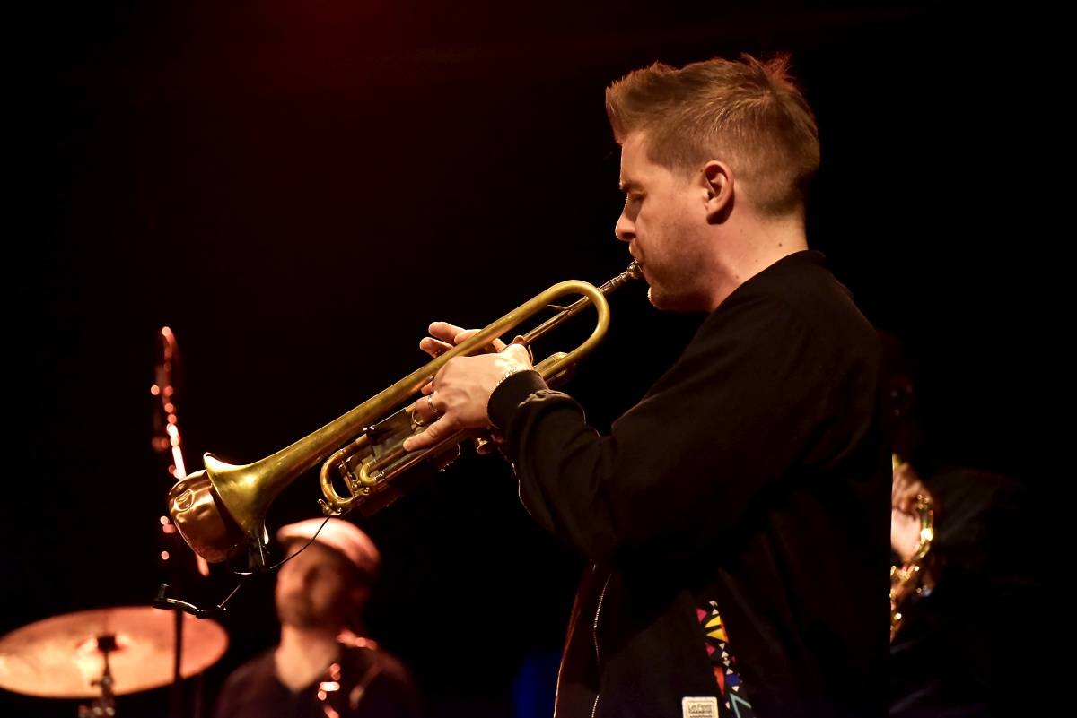 Senegalský baskytarista Alune Wade v pražském Divadle U Hasičů představil projekt Sultan