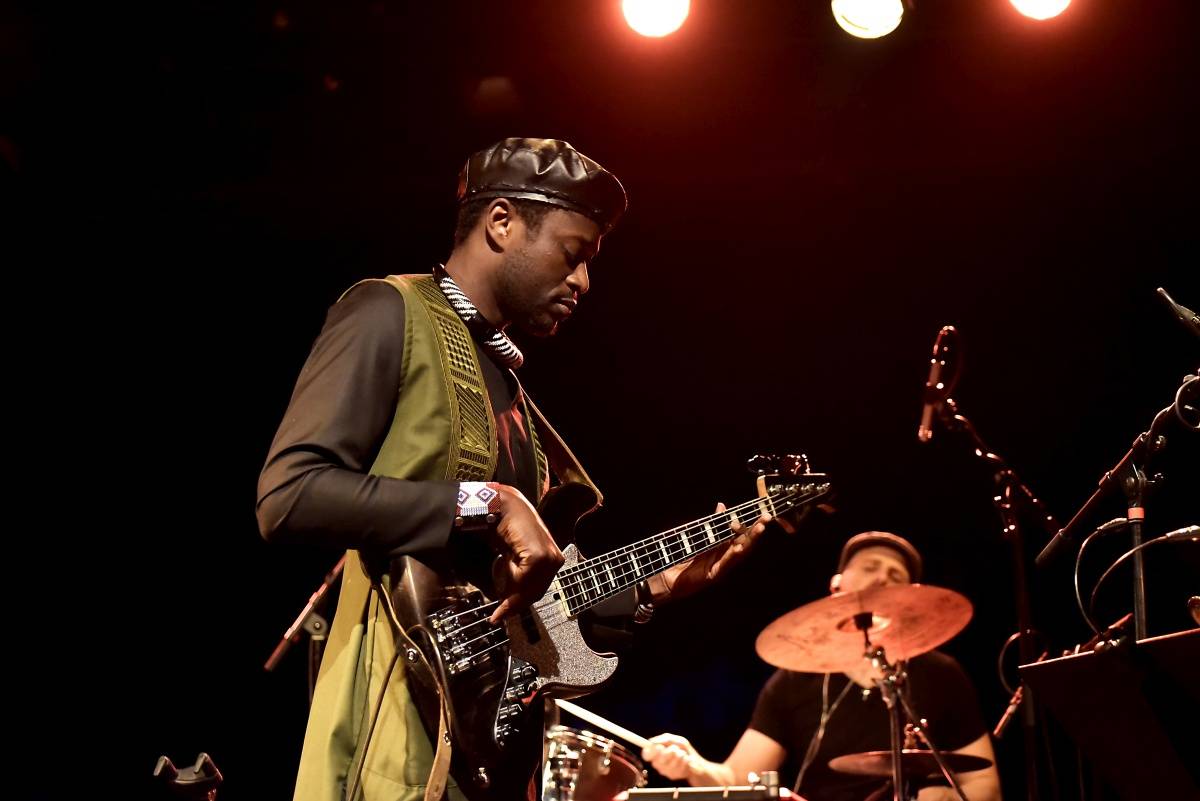 Senegalský baskytarista Alune Wade v pražském Divadle U Hasičů představil projekt Sultan