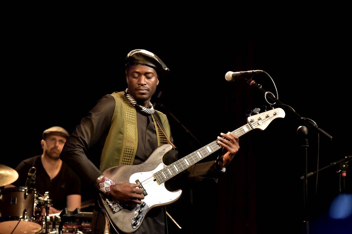 Senegalský baskytarista Alune Wade v pražském Divadle U Hasičů představil projekt Sultan