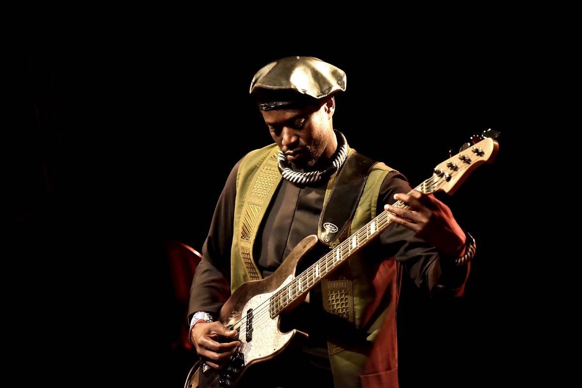 Senegalský baskytarista Alune Wade v pražském Divadle U Hasičů představil projekt Sultan