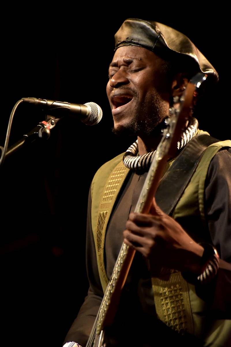 Senegalský baskytarista Alune Wade v pražském Divadle U Hasičů představil projekt Sultan