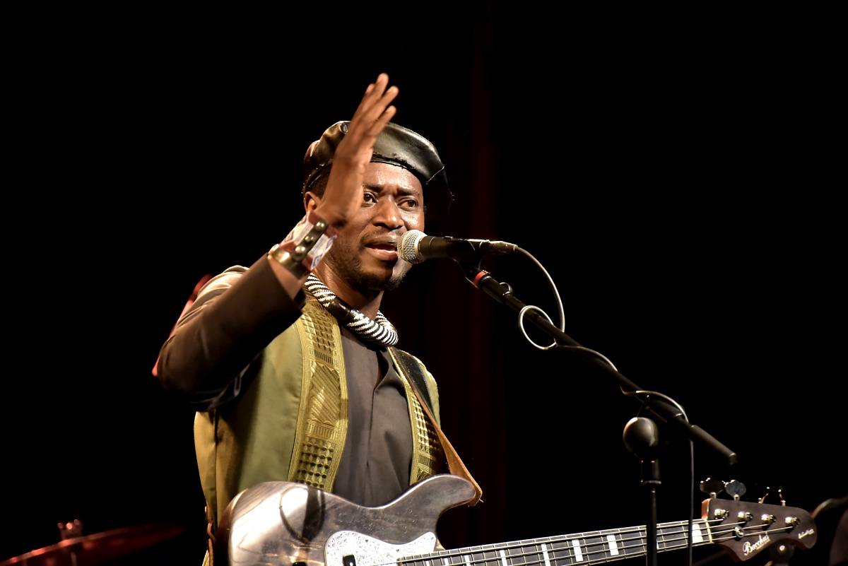 Senegalský baskytarista Alune Wade v pražském Divadle U Hasičů představil projekt Sultan