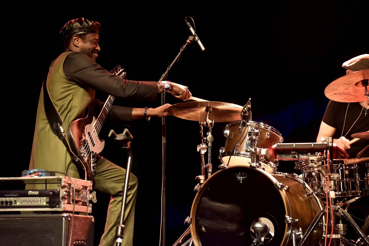 Senegalský baskytarista Alune Wade v pražském Divadle U Hasičů představil projekt Sultan