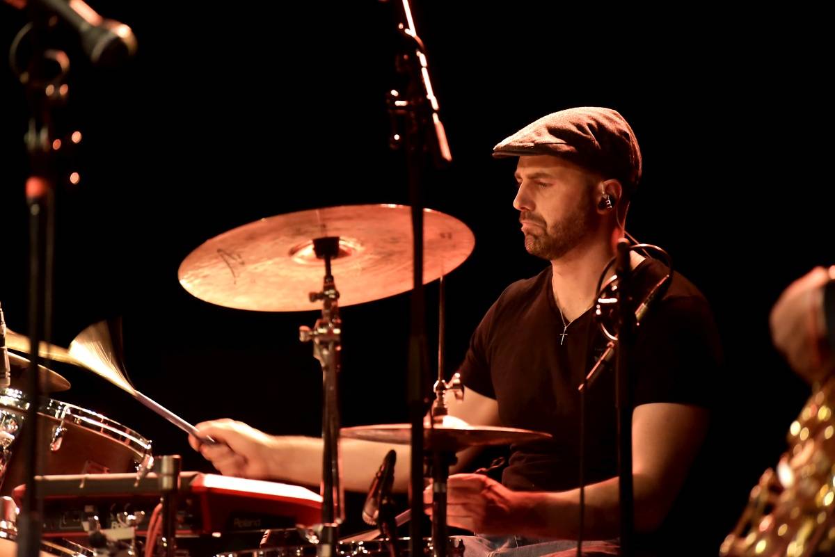 Senegalský baskytarista Alune Wade v pražském Divadle U Hasičů představil projekt Sultan