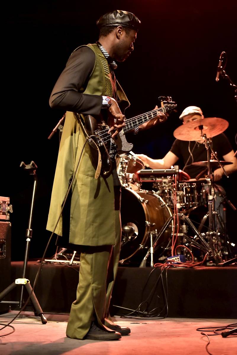 Senegalský baskytarista Alune Wade v pražském Divadle U Hasičů představil projekt Sultan