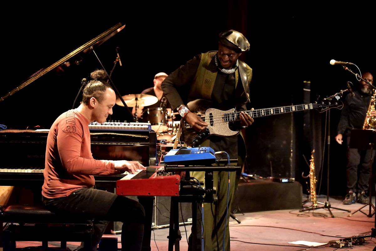 Senegalský baskytarista Alune Wade v pražském Divadle U Hasičů představil projekt Sultan