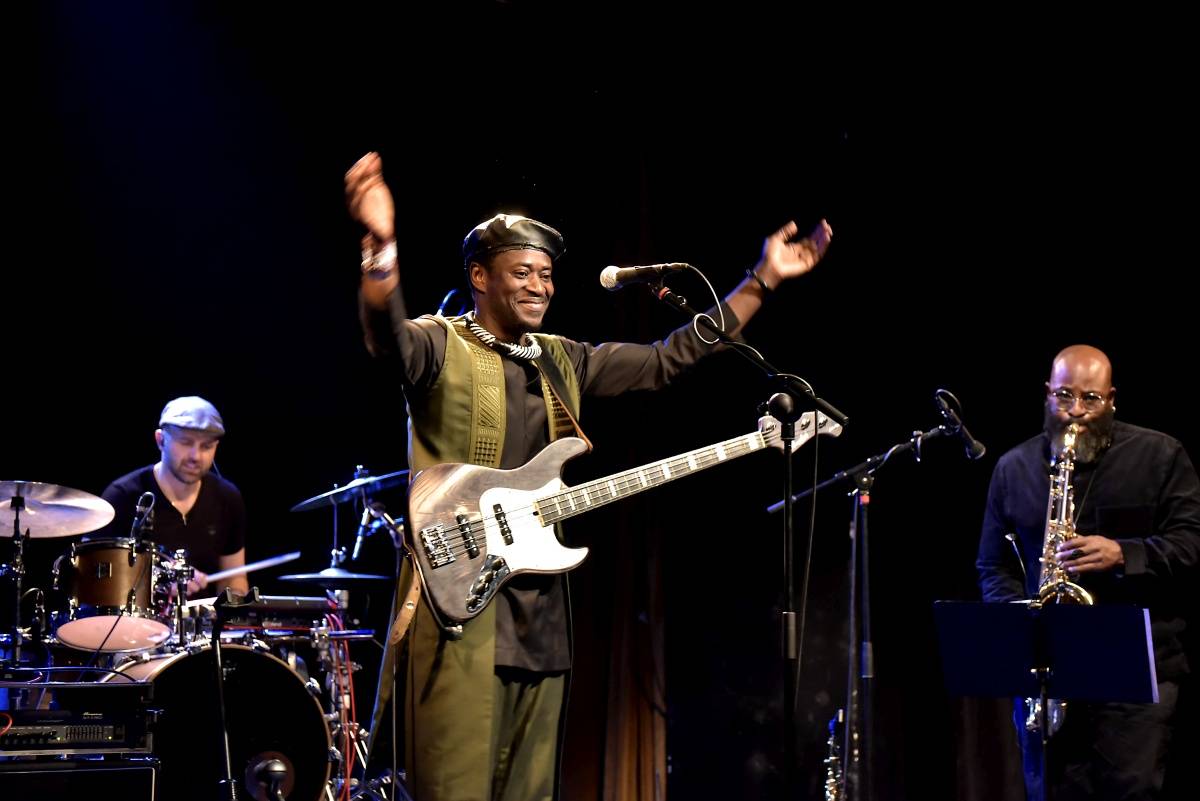 Senegalský baskytarista Alune Wade v pražském Divadle U Hasičů představil projekt Sultan